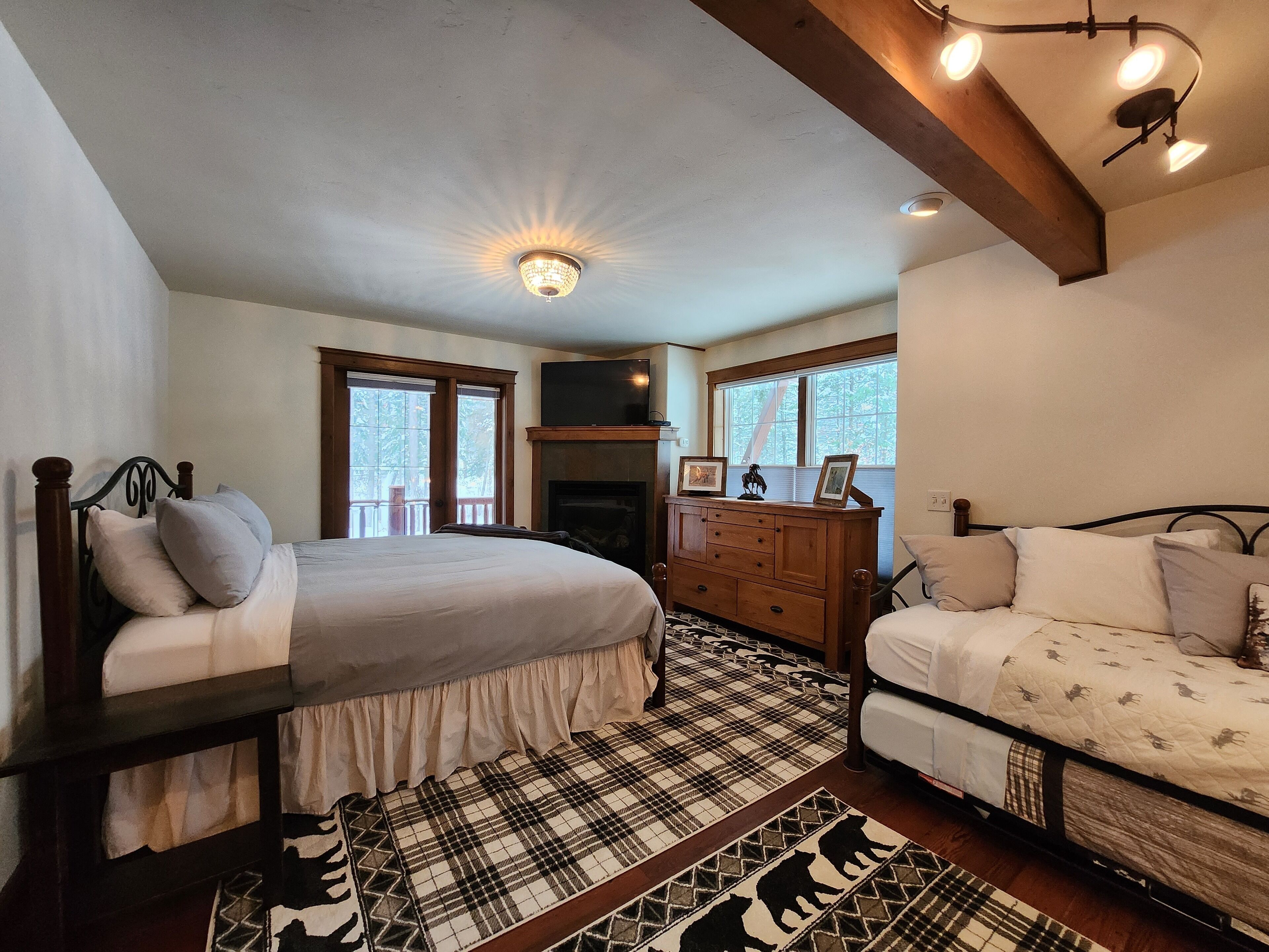 Habitación individual de lujo, varias camas, vista al jardín | Decoración personalizada, muebles diferentes y cuna de viaje 