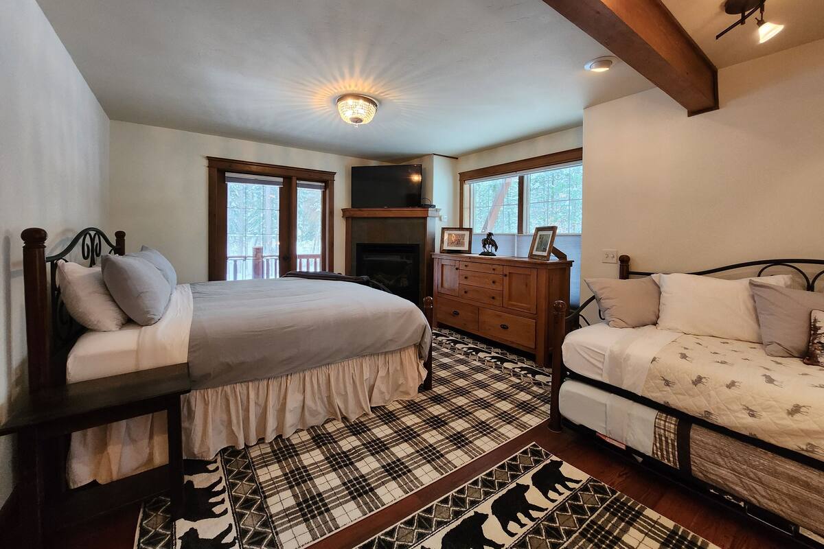 Habitación individual de lujo, varias camas, vista al jardín | Decoración personalizada, muebles diferentes y cuna de viaje