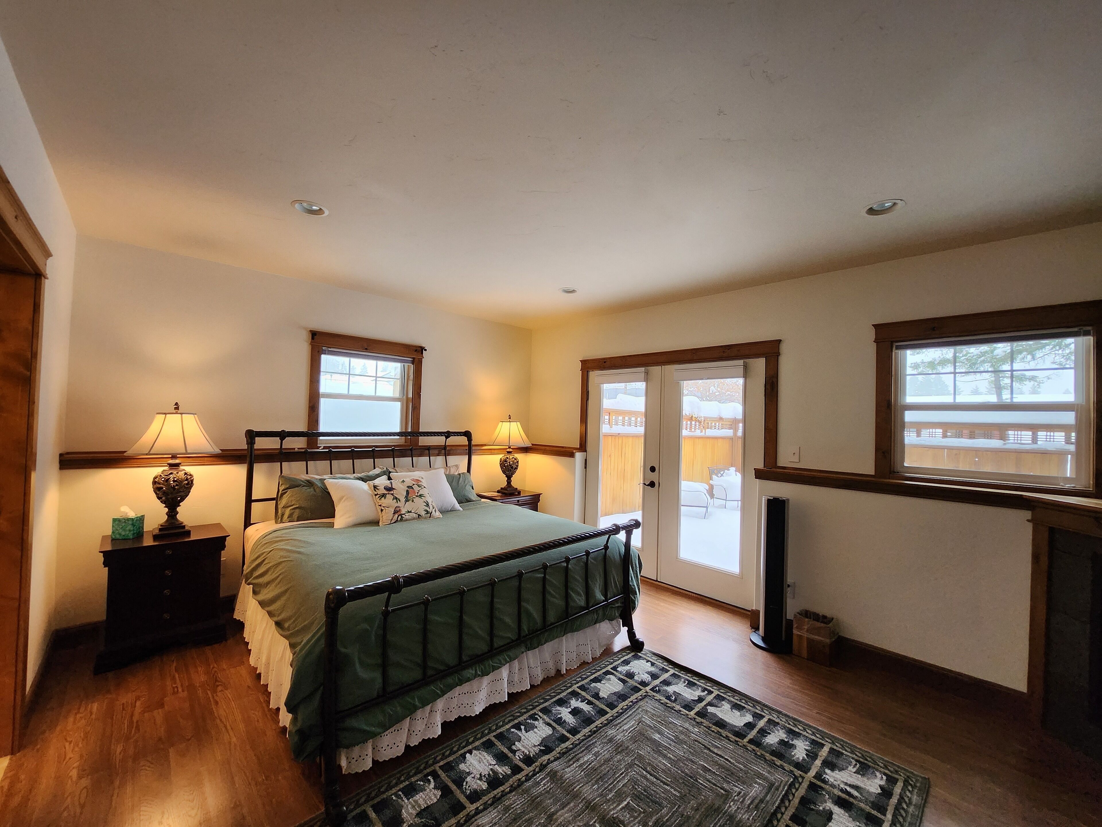 Habitación de lujo, 1 cama King size, hidromasaje | Decoración personalizada, muebles diferentes y cuna de viaje 