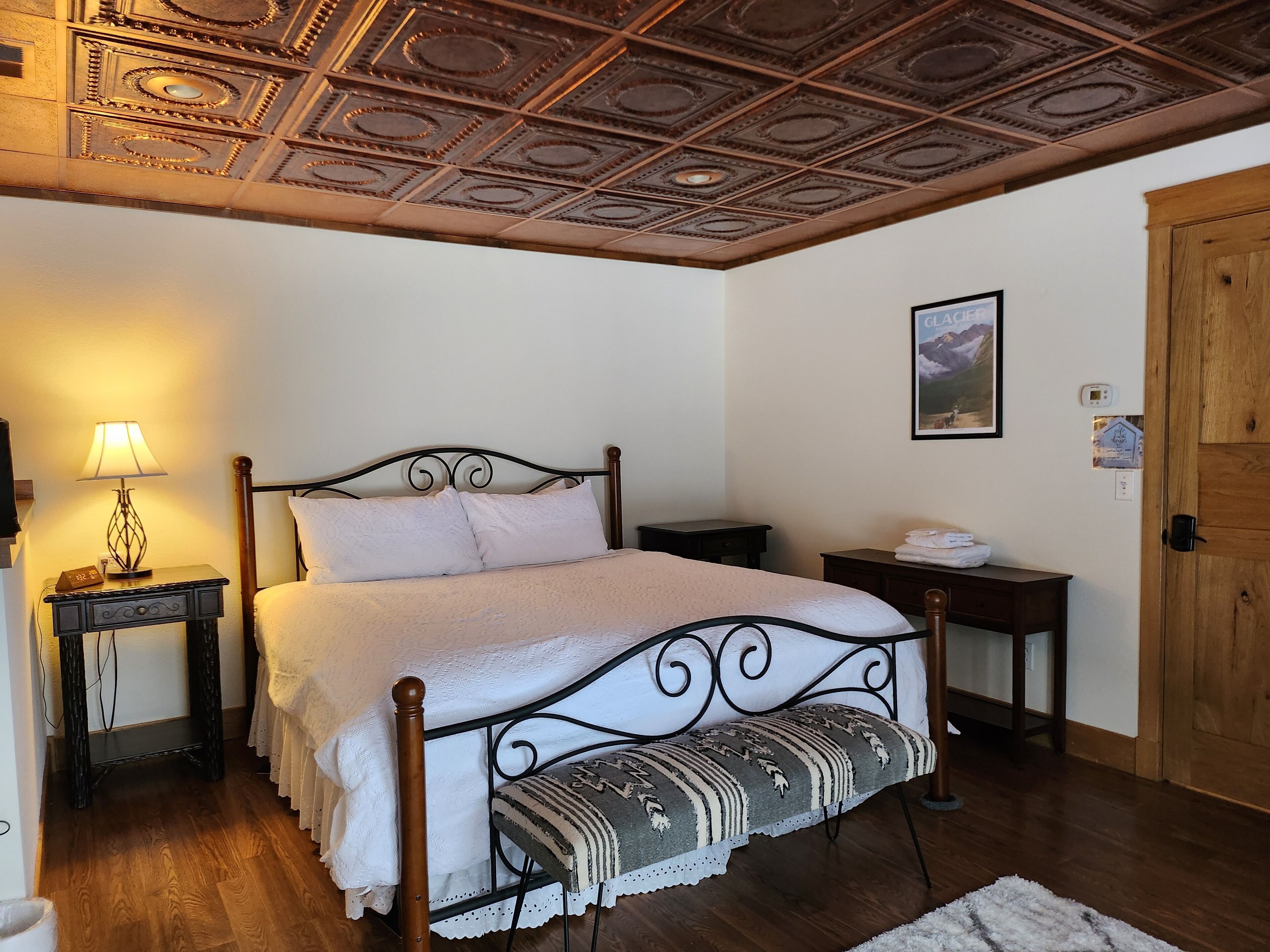 Habitación de lujo, 1 cama King size, planta baja | Decoración personalizada, muebles diferentes y cuna de viaje 