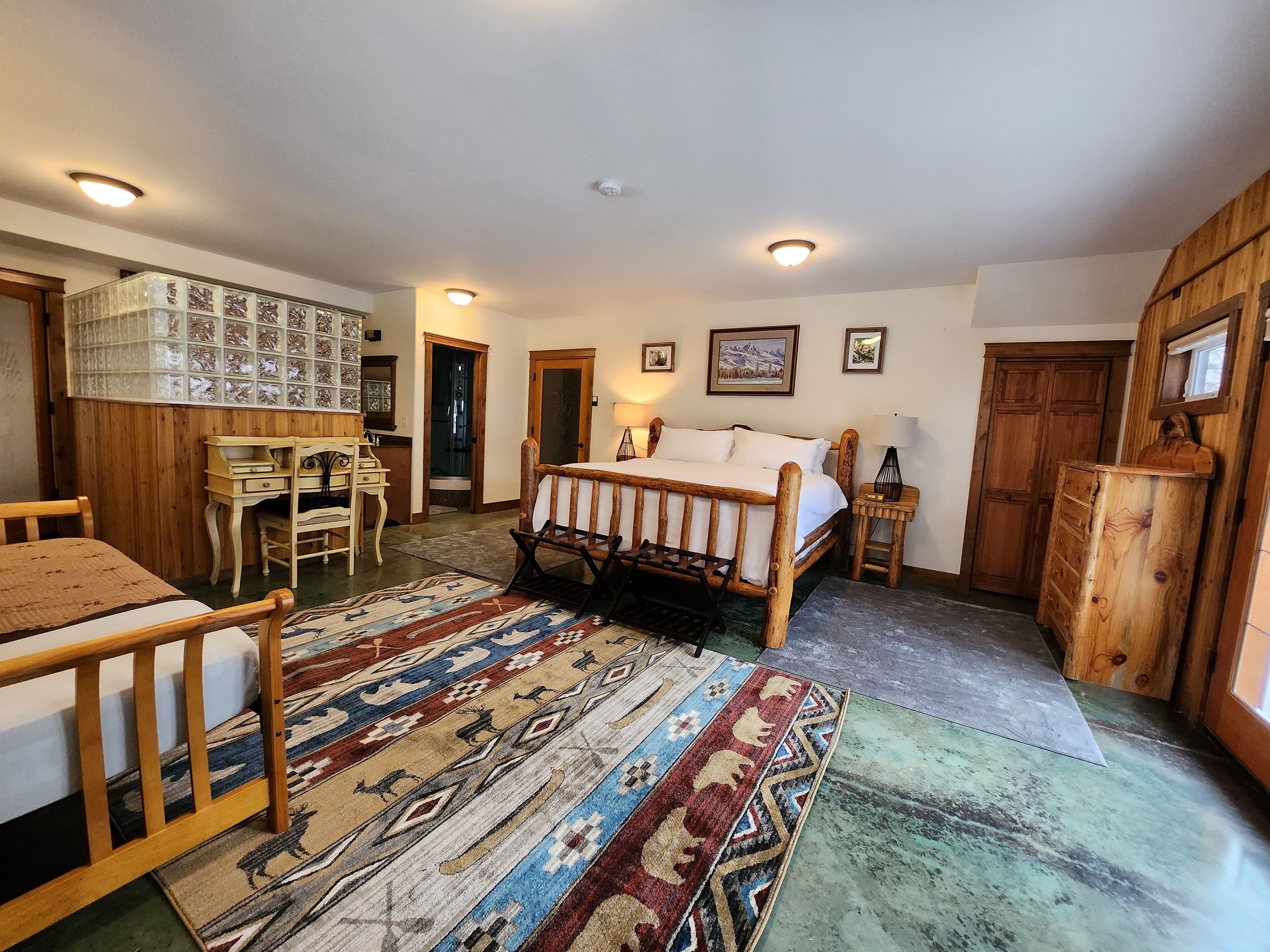 Habitación de lujo, varias camas, planta baja | Decoración personalizada, muebles diferentes y cuna de viaje 