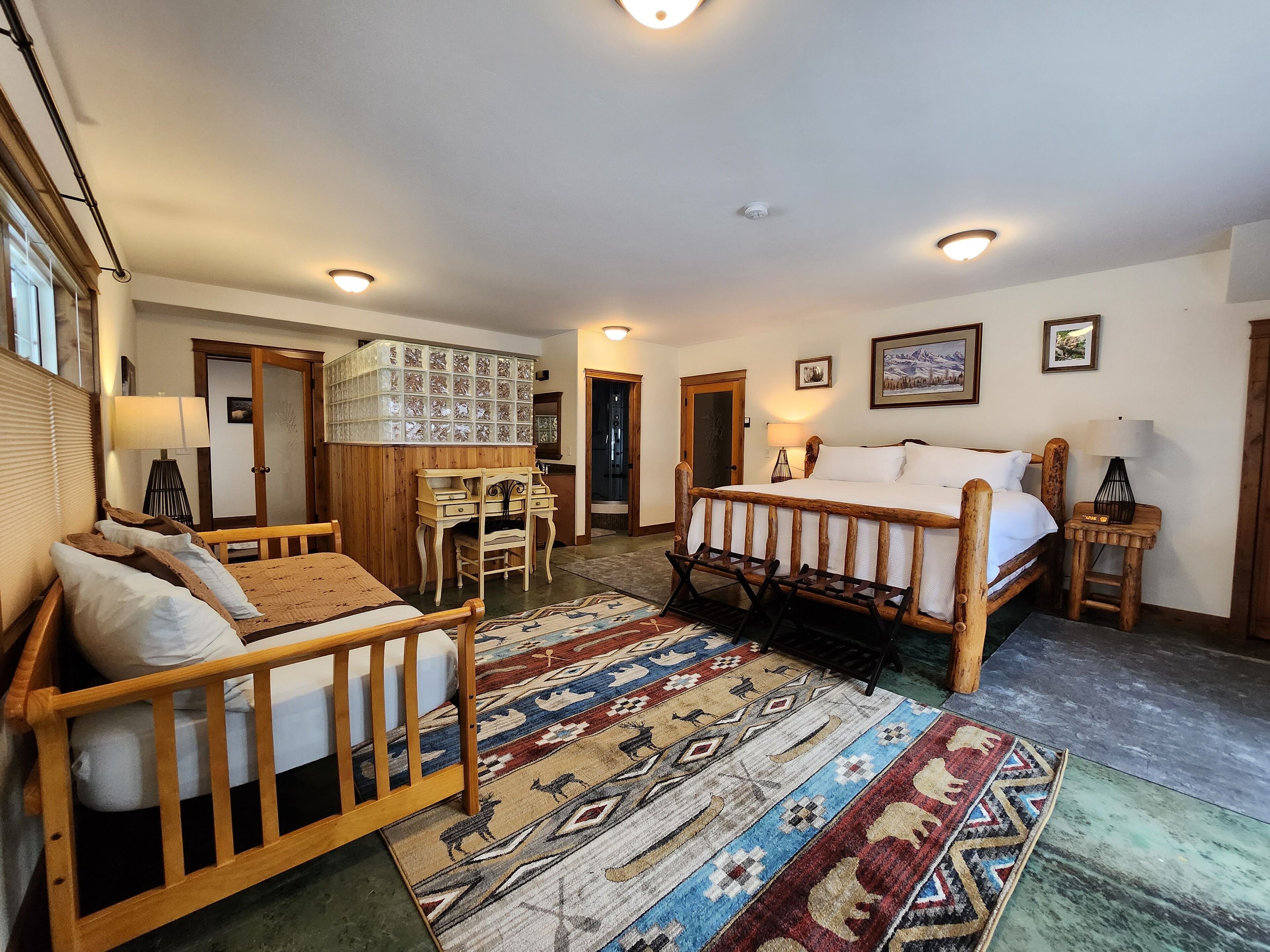 Habitación de lujo, varias camas, planta baja | Decoración personalizada, muebles diferentes y cuna de viaje 