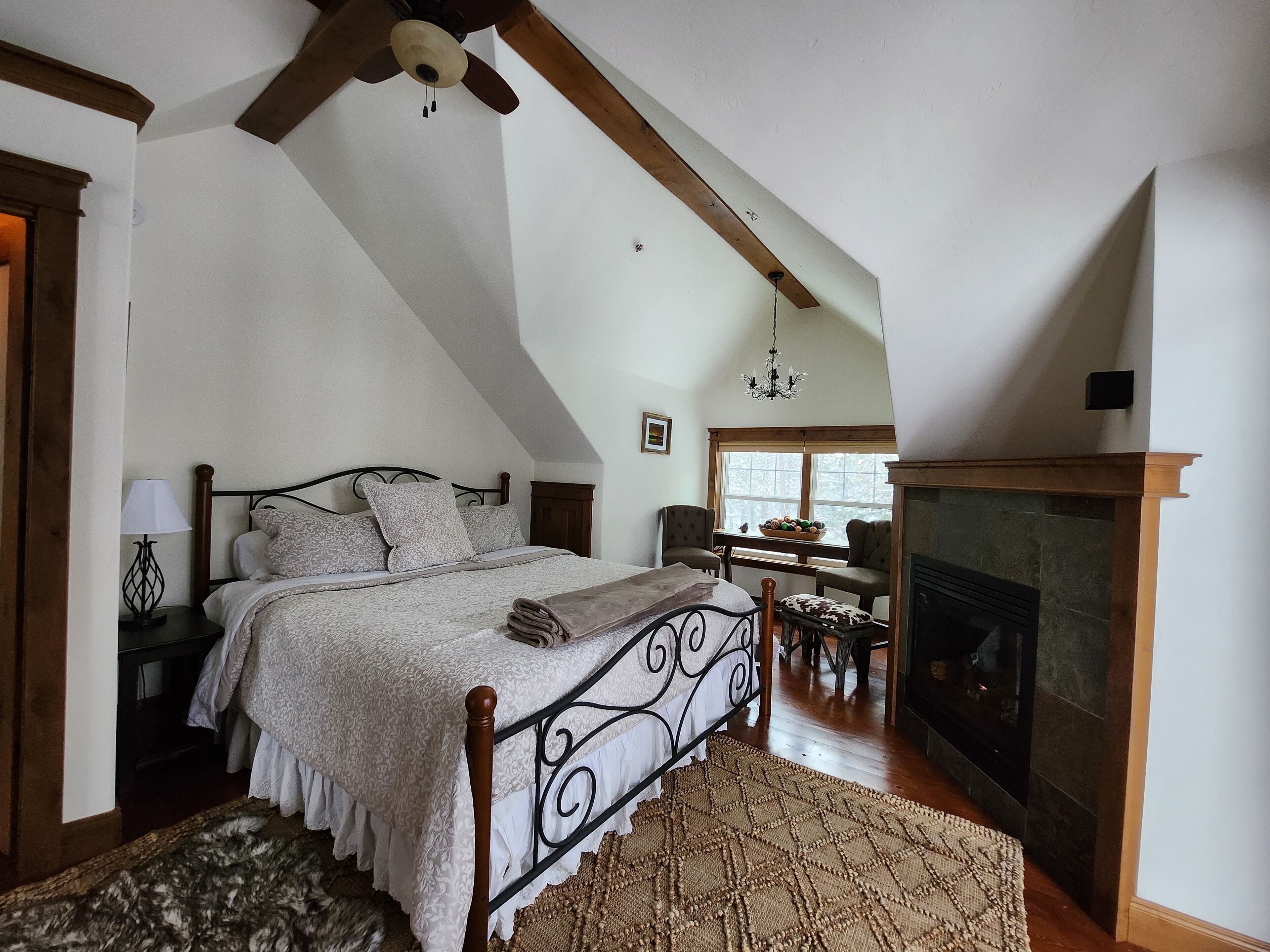 Habitación de lujo, 1 cama King size, vista a la montaña | Decoración personalizada, muebles diferentes y cuna de viaje 