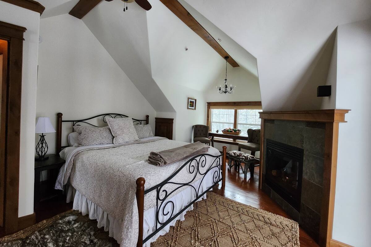 Habitación de lujo, 1 cama King size, vista a la montaña | Decoración personalizada, muebles diferentes y cuna de viaje