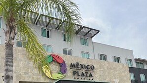 Un edificio con un cartel que dice "Mexico Plaza Hotel".