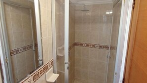A bathroom with a shower, a toilet, and a sink. - Beautiful small house close Getsemani (Cartagena de Indias)