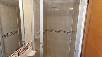 Regadera, toallas, jabón