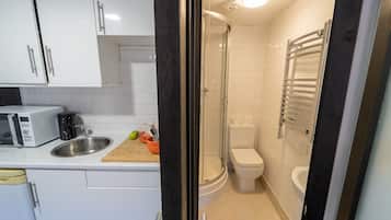 Studio | Badezimmer | Dusche, Haartrockner, Handtücher