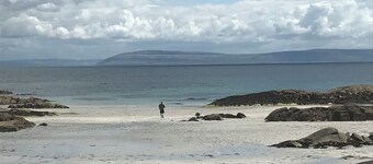 Luxury safari tent, outdoor bath sleeps 6. Near to Aran Island ferries and beach