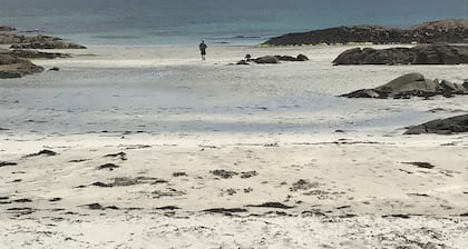 Luxury safari tent, outdoor bath sleeps 6. Near to Aran Island ferries and beach