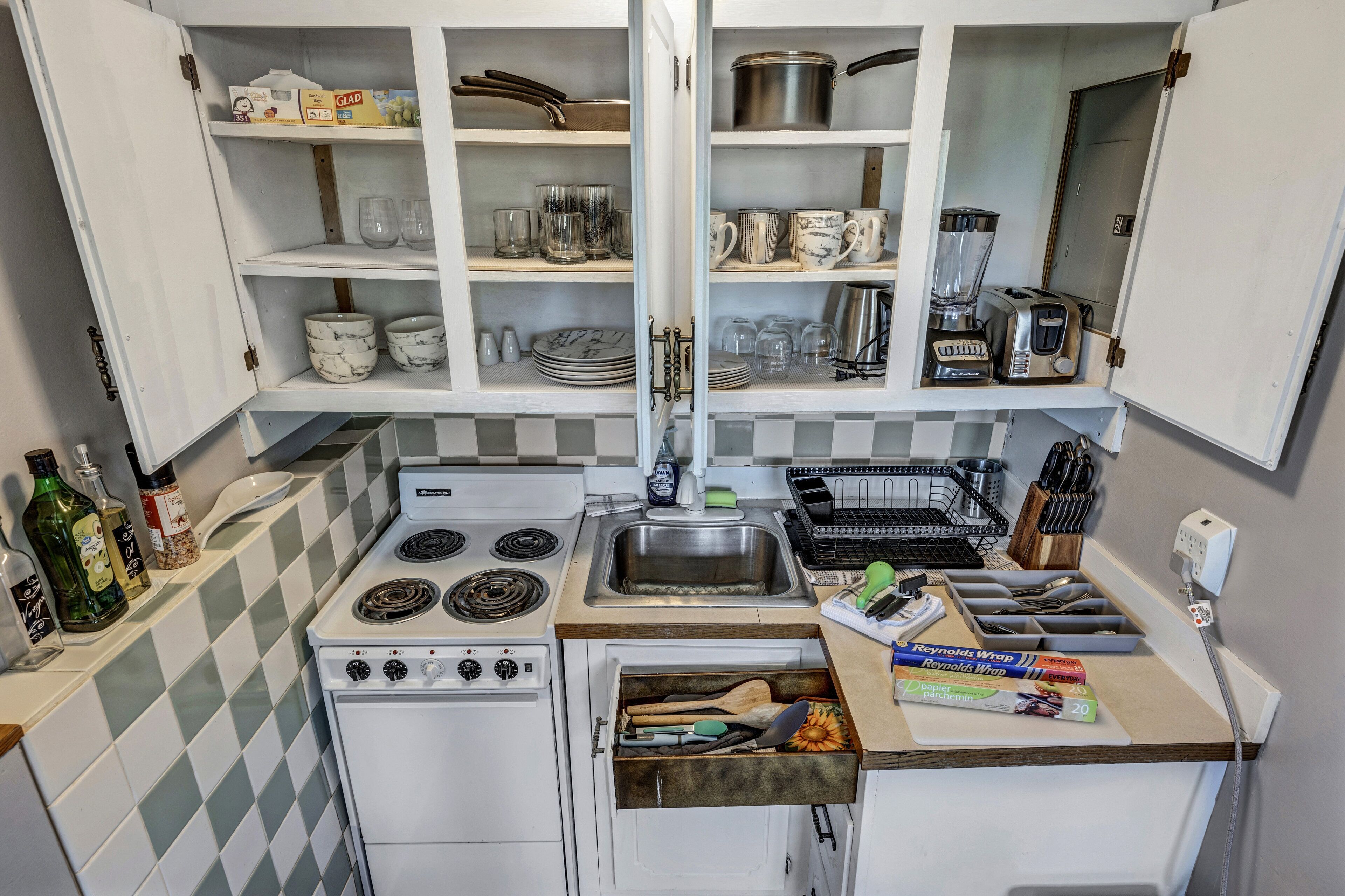 Réfrigérateur, four à micro-ondes, un four, surface de cuisson