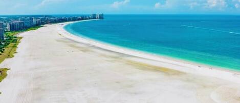Plage, chaises longues, serviettes de plage