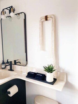 Secador de cabelo, toalhas de banho, sabonete, papel higiênico