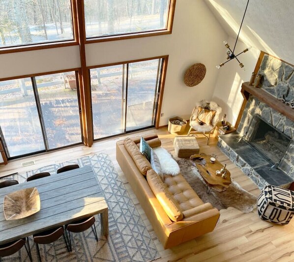 TV, lareira, pebolim, aparelho de som