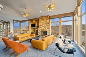Smart TV, chimenea, futbolito y estéreo 