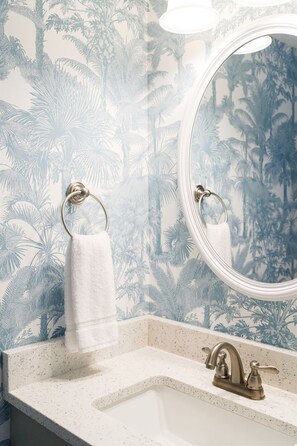 Een douche, een haardroger, handdoeken