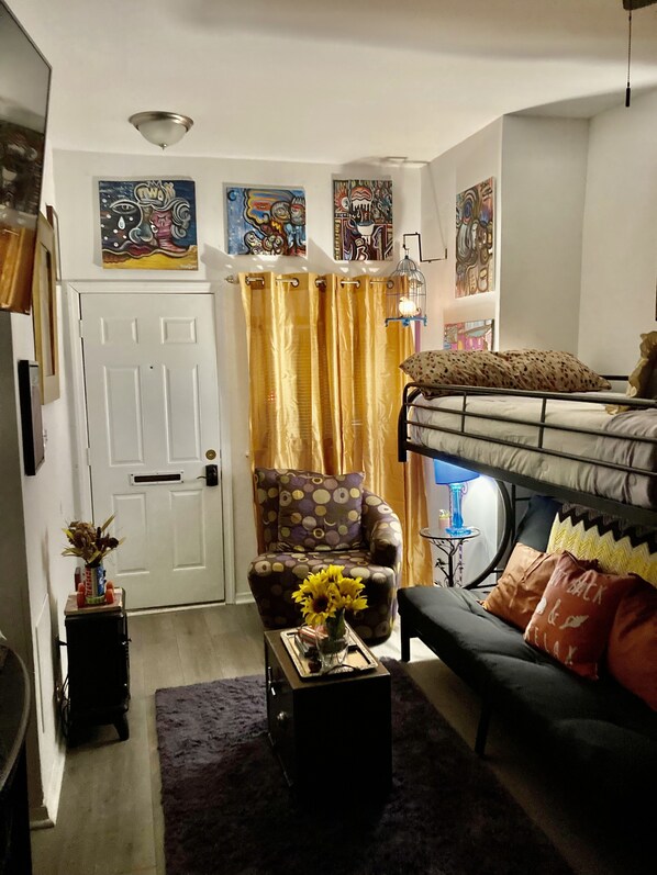 1 室のベッドルーム、デスク、アイロン / アイロン台、WiFi (無料)