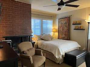 WiFi - Charming Studio w/ Fireplace & Kitchen — Steps to Sand (Manhattan Beach)