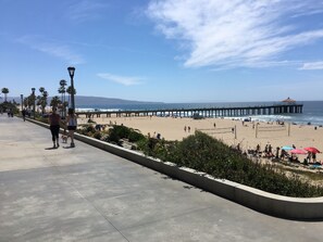 Beach - Charming Studio w/ Fireplace & Kitchen — Steps to Sand (Manhattan Beach)