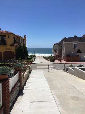 Property grounds - Charming Studio w/ Fireplace & Kitchen — Steps to Sand (Manhattan Beach)