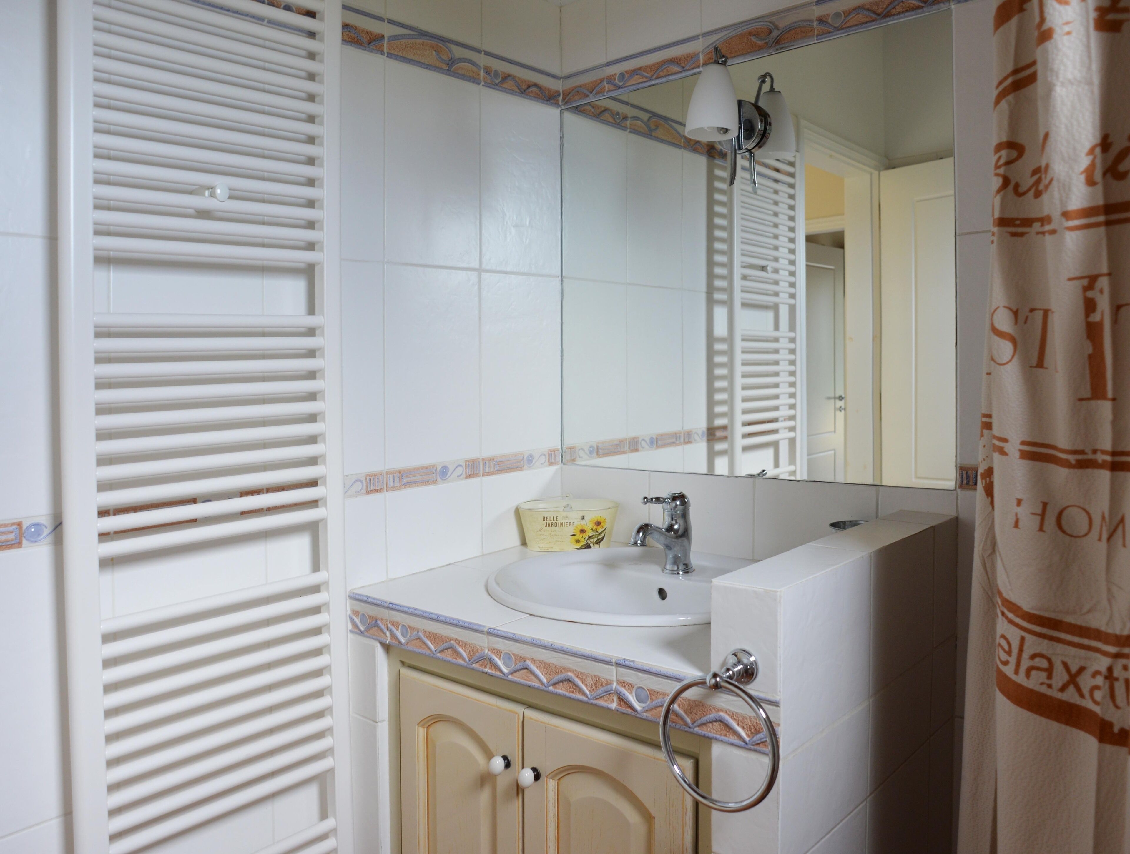 Douche, sèche-cheveux, bidet, serviettes fournies