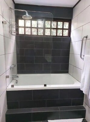 Shower, hair dryer, towels, soap - Your Perfect Home Away From Home! (San Ramón)