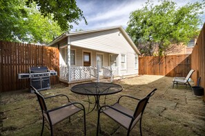 Outdoor dining - cozy cottage downtown 2bd/2bth pet friendly (San Angelo)