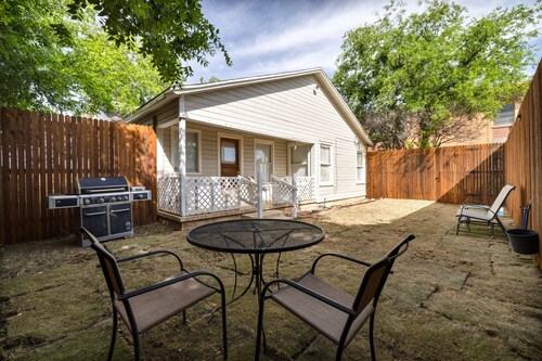 cozy cottage downtown 2bd/2bth pet friendly