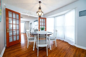 Dining - cozy cottage downtown 2bd/2bth pet friendly (San Angelo)