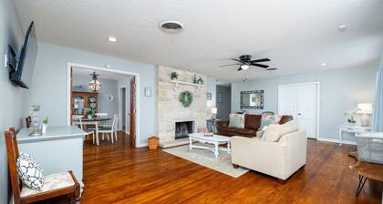 cozy cottage downtown 2bd/2bth pet friendly