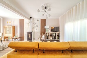 TV, fireplace, books - MARIA HOME REALL`S (Real)