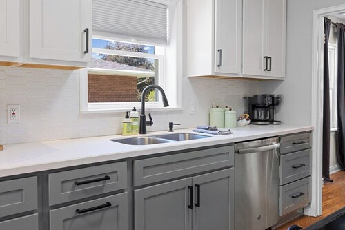 Bright 3-bedroom bungalow 1.3 miles from Ross-Ade