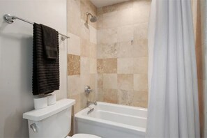 Douche, sèche-cheveux, serviettes fournies, savon