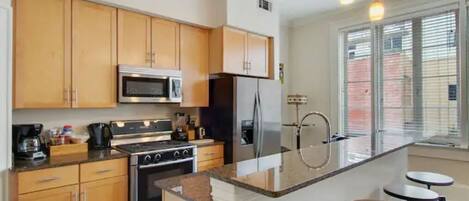 Frigorifero, microonde, forno, piano cottura