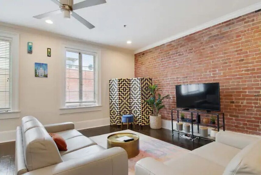 Spacious Historic Apt / Steps To Bourbon St. - New Orleans, LA