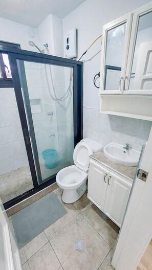 Douche, sĂšche-cheveux, serviettes fournies, papier toilette