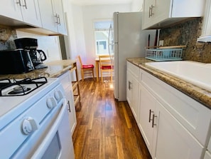 Geladeira, micro-ondas, fogão, cooktop