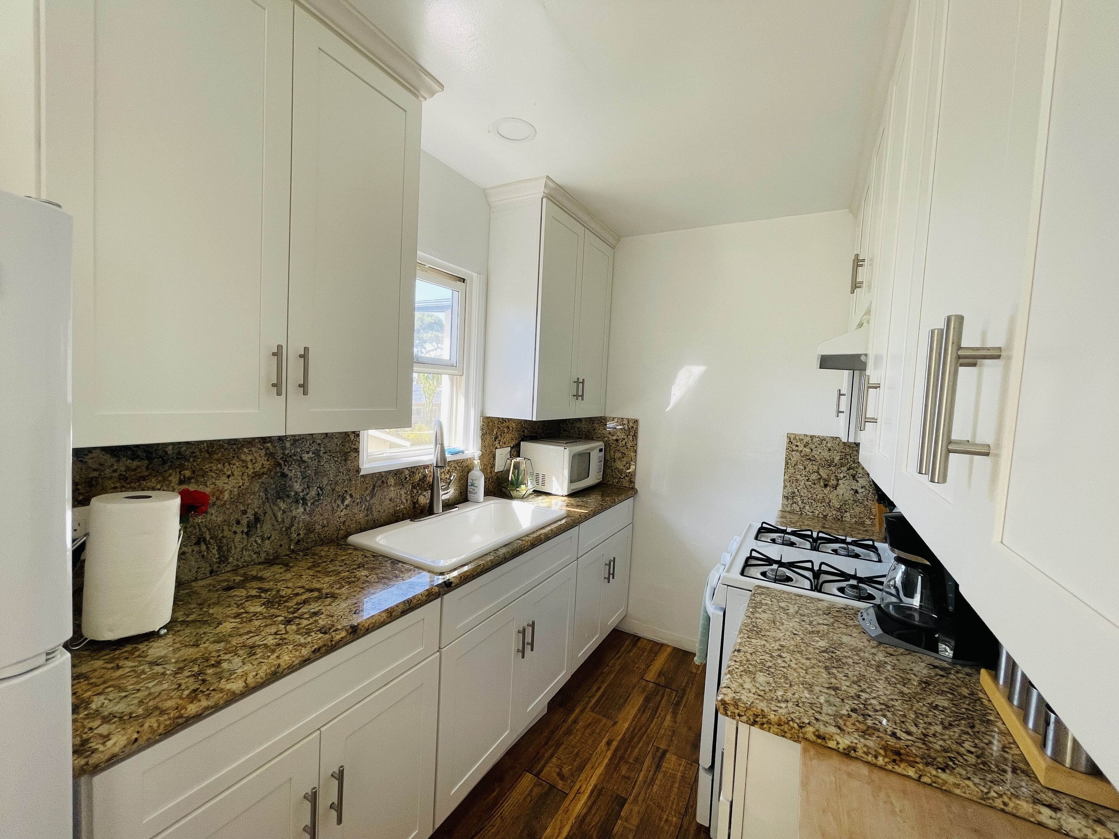 Køleskab, mikrobølgeovn, ovn, kogeplade