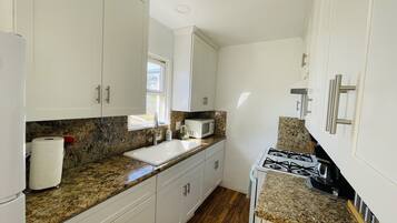 Køleskab, mikrobølgeovn, ovn, kogeplade