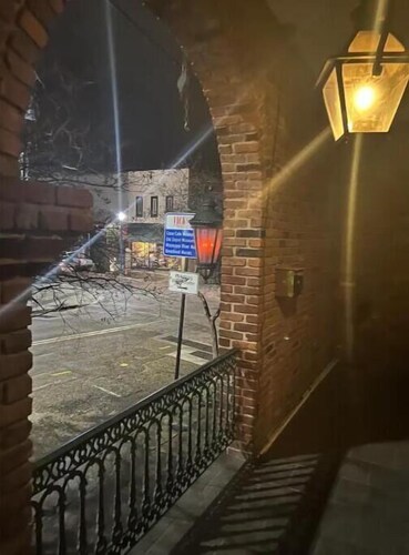 Location Domination-Victorian Apt.-1King-1Queen-2fullbaths