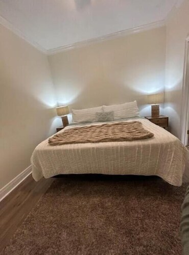 Location Domination-Victorian Apt.-1King-1Queen-2fullbaths