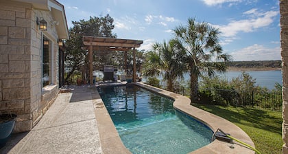 Lakefront 3 Bedroom Home with Gorgeous Sunsets and Private Pool & NEW Spa!