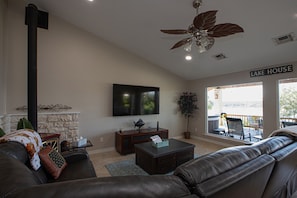 Smart TV, books - Lakefront 3 Bedroom Home with Gorgeous Sunsets and Private Pool & NEW Spa! (Belton)