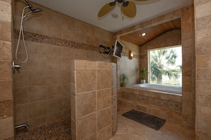 Shower, jetted bath, hair dryer, towels - Lakefront 3 Bedroom Home with Gorgeous Sunsets and Private Pool & NEW Spa! (Belton)