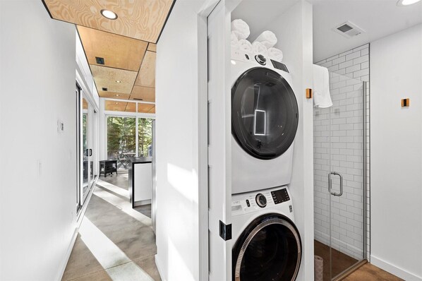 Interior - The Yellowstone at Stoner Creek Cabins (Lakeside)