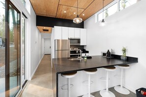 Full-sized fridge, microwave, oven, stovetop - The Gallatin at Stoner Creek Cabins (Lakeside)