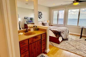 2 bedrooms, desk, iron/ironing board, WiFi