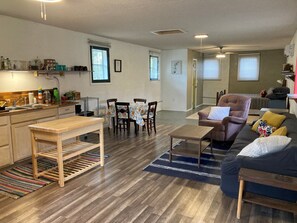 Living area - Cozy studio in quiet neighborhood near downtown (Knoxville)