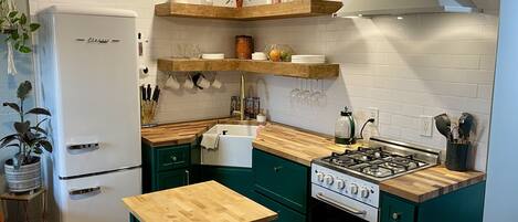 Kjøleskap, mikrobølgeovn, ovn og kokeplater