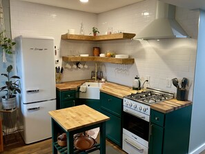 Refrigerador, microondas, horno y parrilla de estufa